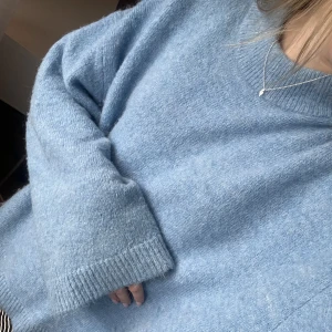 Gina Tricot stickad tröja - Säljer så fin blå tröja från Gina pga att den inte kommer till användning💕💕