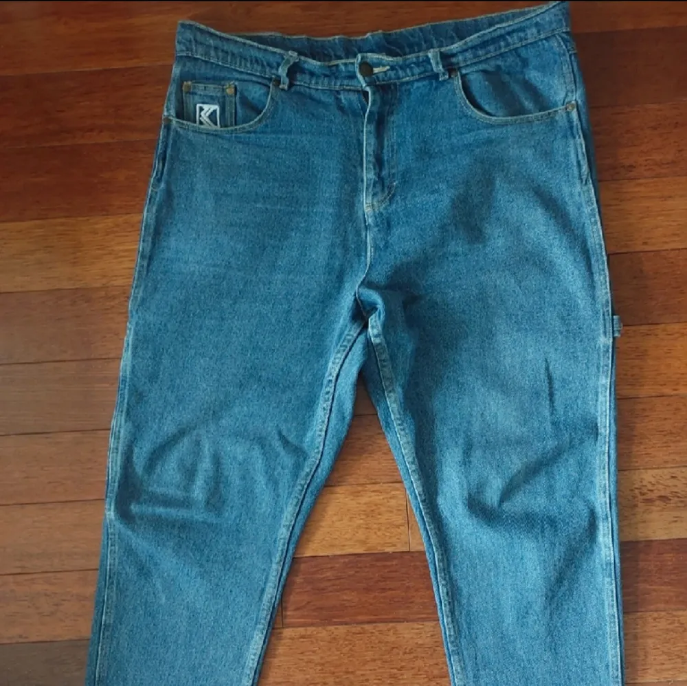 Feta baggy jeans från Karl Kani. Storlek XL, mycket bra skick. Sköna med coola detaljer. Jeans & Byxor.