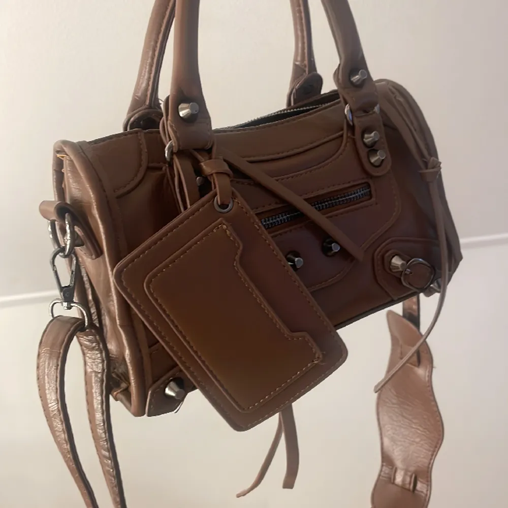 Nu säljer jag min super fina balenciaga liknande väska då den inte kommer till användning av mig❤️⭐️ den är i super gott skick och är i en otroligt fin brun färg😍😘 vid intresse så kontakta mig❤️. Väskor.