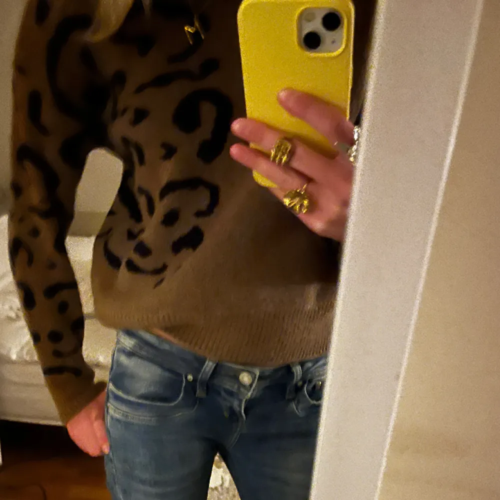 as cool leopardmönstrad tröja!! säljer pga att den inte kommer till användning. inga tecken på andvändning och har använts 1 gång innan💛🐆. Tröjor & Koftor.