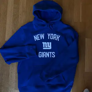 Riktigt snygg New York Giants hoodie, köpt på stadium outlet! Endast använd 2-3 gånger!