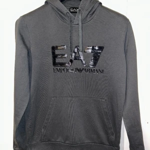 Emporio Armani EA7 hoddie  - Fint skick, 8/10. Inga skador. Äkta bevis finns! 