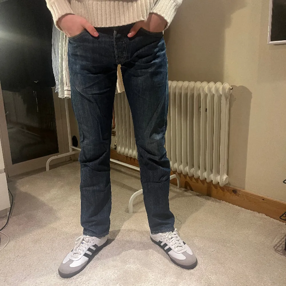 Tja!! Säljer nu mina snygga Levis 501 jeans i bra skick🤩 Storlek 29/32. Skriv gärna vid frågor!. Jeans & Byxor.