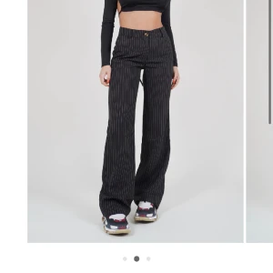 Randiga kostymbyxor  - Randiga kostymbyxor från venderbys. Dom är använda ett fåtal gånger och är fortfarande i väldigt bra skick. Ordinarie pris ligger på ca 690kr💕 (priset är inklusive frakt)