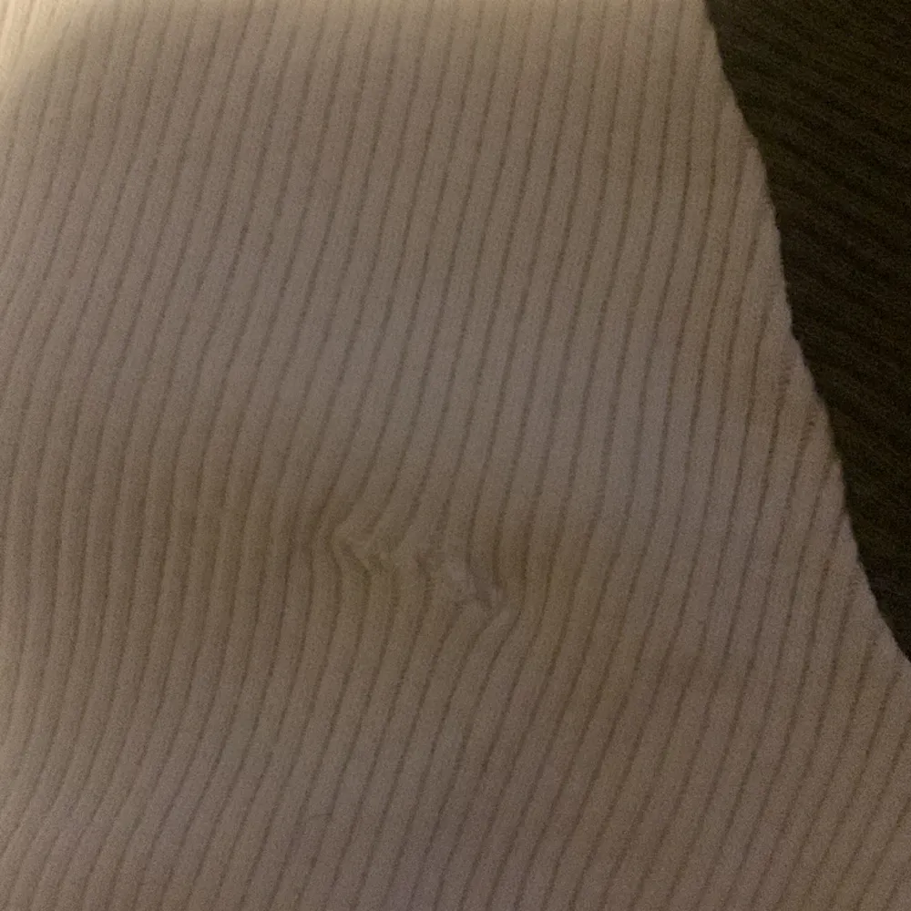 en tröja från brandy Melville i fint skick, förutom ett litet igensytt hål (se på bild 2) men syns knappt 💗 I one size men upplever som XS/S. Tröjor & Koftor.