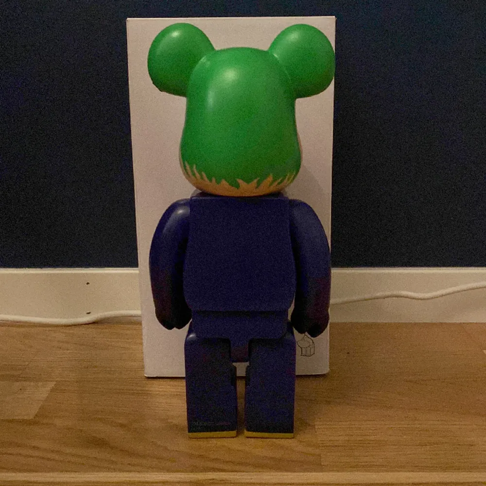 Jag säljer en riktigt fet bearbrick. Storleken är 400%, alltså 28 cm hög. Värdet på den ligger runt 4000 kr men jag vill bli av med den så jag säljer den för 1500. Om du har några frågor så är det bara att skriva till mig. Jag tar också trades. . Övrigt.