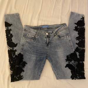 SUPER SNYGGA low waist trast jeans med spetts cut out på sidorna av benen🤍
