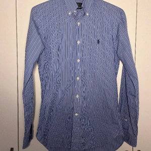 Slim fit skjorta från Ralph Lauren - Stilren och sparsamt använd Slim fit skjorta från Ralph Lauren. Storlek 14.5/37 (skulle säga att det passar small)