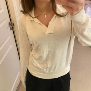 Vit tröja med krage - Stickad tröja med krage