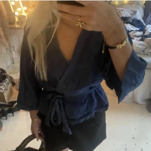 Blus - Säljer denna tröja som är köpt på plick🩷 skriv gärna om det är något ni undrar eller vill köpa🩷