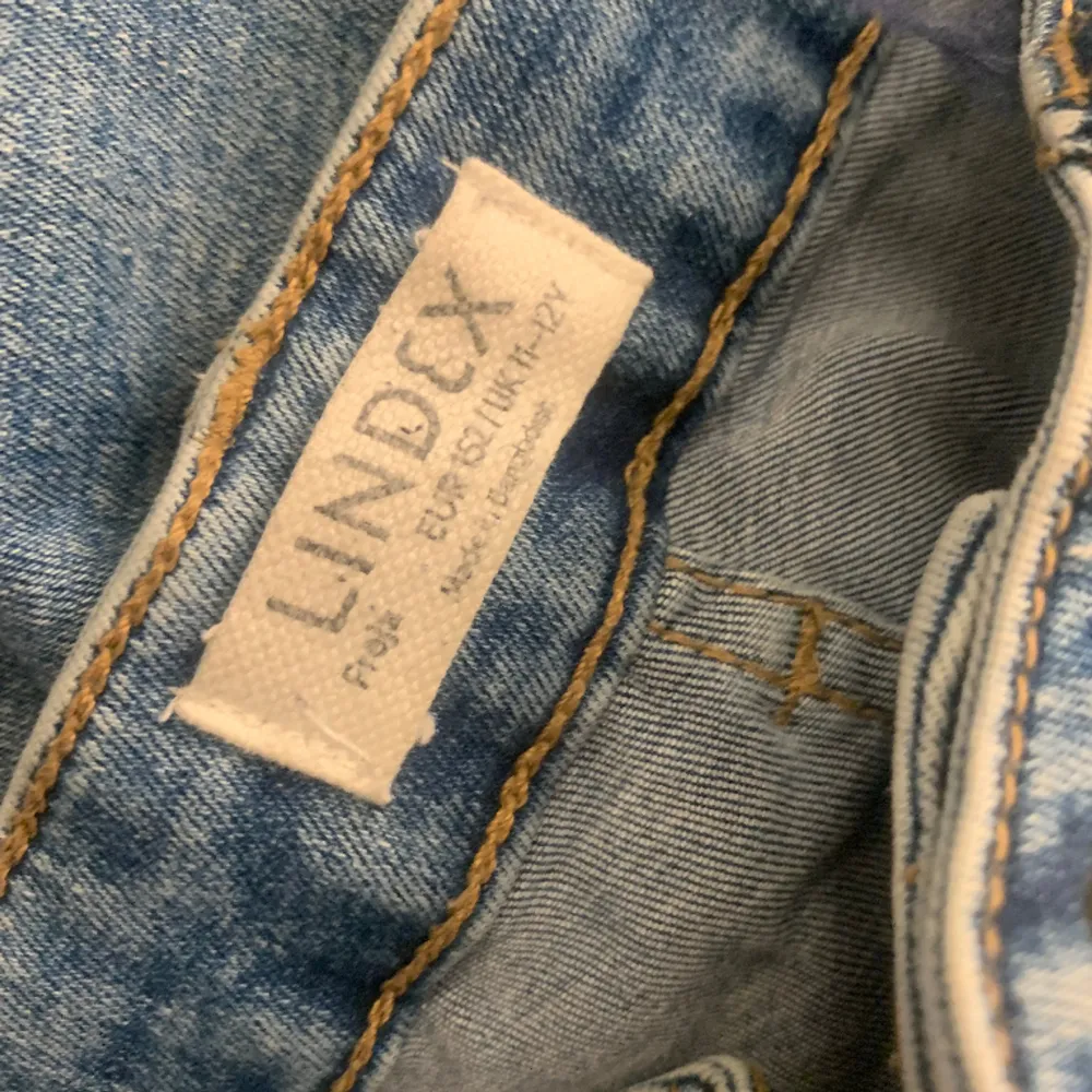 Jeans från Lindex! Med fickor där bak, low waist och boot cut. Köpta för 400kr så säljer för 200kr 😍 . Jeans & Byxor.