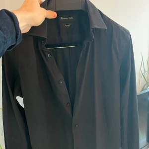 Svart Massimo Skjort - Svart skjorta med textur knappt använd