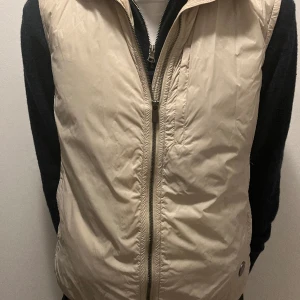 Snoot väst  - Riktigt snygg Snoot väst, perfekt på golfbanan och på våren, med en otroligt snygg färg ! (Köpt för 1800)