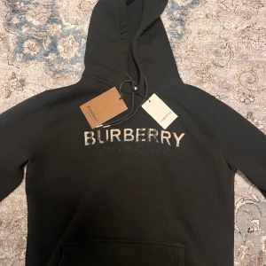 Burberry hoodie  - (Pris kan diskuteras vid snabb äffär) Väldigt fin tröja inga problem bra skick används för speciella tider och inte vardagligen 