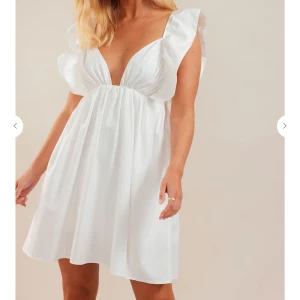 Klänning från Chiquelle  - Säljer min superfina klänning från Chiquelle fast i Rosa (se sista bilden för färgen). Finns ingen bild från hemsidan då den är helt slutsåld!