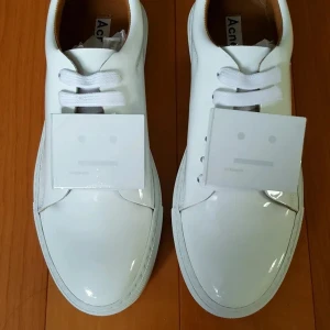 Acne skor storlek 39 - Används en gång, inga creases på skorna. Får med allt ink låda, acne påsar till skorna, skosnören. (Lånade bilder, kontakta för fler)