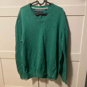 Grön pullover tröja, bra skick, true to size, relativt tjockt material 