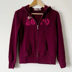 Zip hoodie tröja - Använd ett fåtal gånger så i bra skick. Storlek S. Använd gärna KÖP NU om du vill köpa.