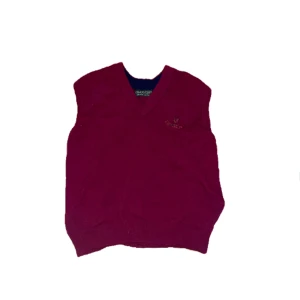 Röd vest - Jätte snygg vintage väst. Den är i en vid röd färg och har inga skador.