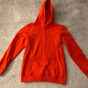 Säljer denna röda peak hoodie, få gånger använd, en liten fläck på framsidan se bild 3, därav säljer jag den för 250kr + frakt!