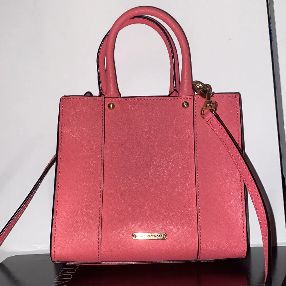 En one of a kind bright rosa Rebecca Minkoff väska som nu säljs för 2000 kr men som köptes original 4200 kr💖. Väskor.