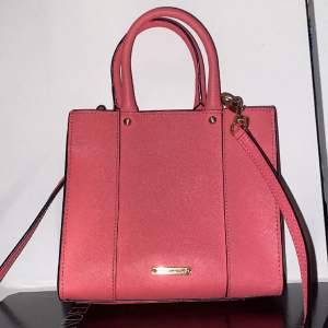 En one of a kind bright rosa Rebecca Minkoff väska som nu säljs för 2000 kr men som köptes original 4200 kr💖