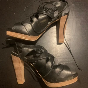 Högklackade sandaler - Oanvända högklackade sandaler. Säljes pga för små. Box saknas. 300kr