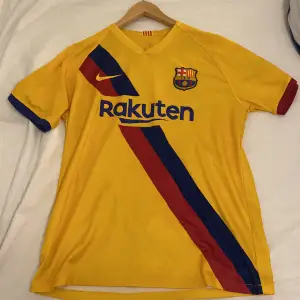 Säljer min Barcelona tröja med Messi på ryggen, storlek L. Köpt på Pardon My Kicks i Malmö. Kvalitet är överlag väldigt bra 8/10 ungefär. Enda skadan på tröjan ser man på 3e bilden, förra ägaren har tagit av ett Nike märke nere i hörnet.