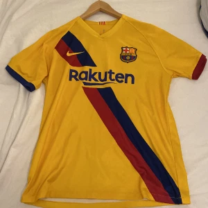 Barcelona fotbollströja Messi - Säljer min Barcelona tröja med Messi på ryggen, storlek L. Köpt på Pardon My Kicks i Malmö. Kvalitet är överlag väldigt bra 8/10 ungefär. Enda skadan på tröjan ser man på 3e bilden, förra ägaren har tagit av ett Nike märke nere i hörnet.