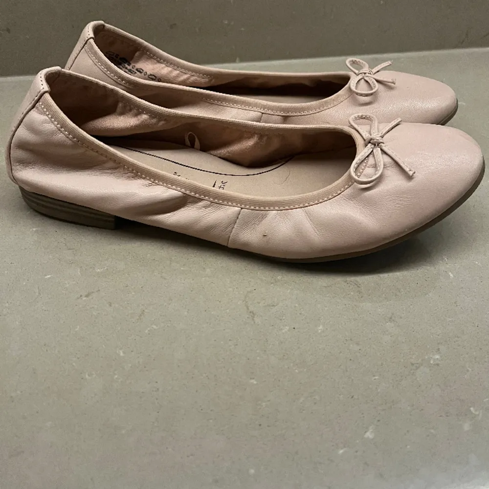 Jätte sköna ballerina skor från märket Tamaris. Strl 38. Färg smuts rosa. Material skinn.. Skor.