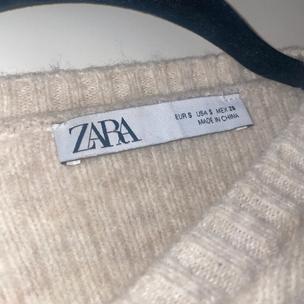 Zara stickad topp men knytning på ryggen! Så fin och snygg till våren 💞. Stickat.