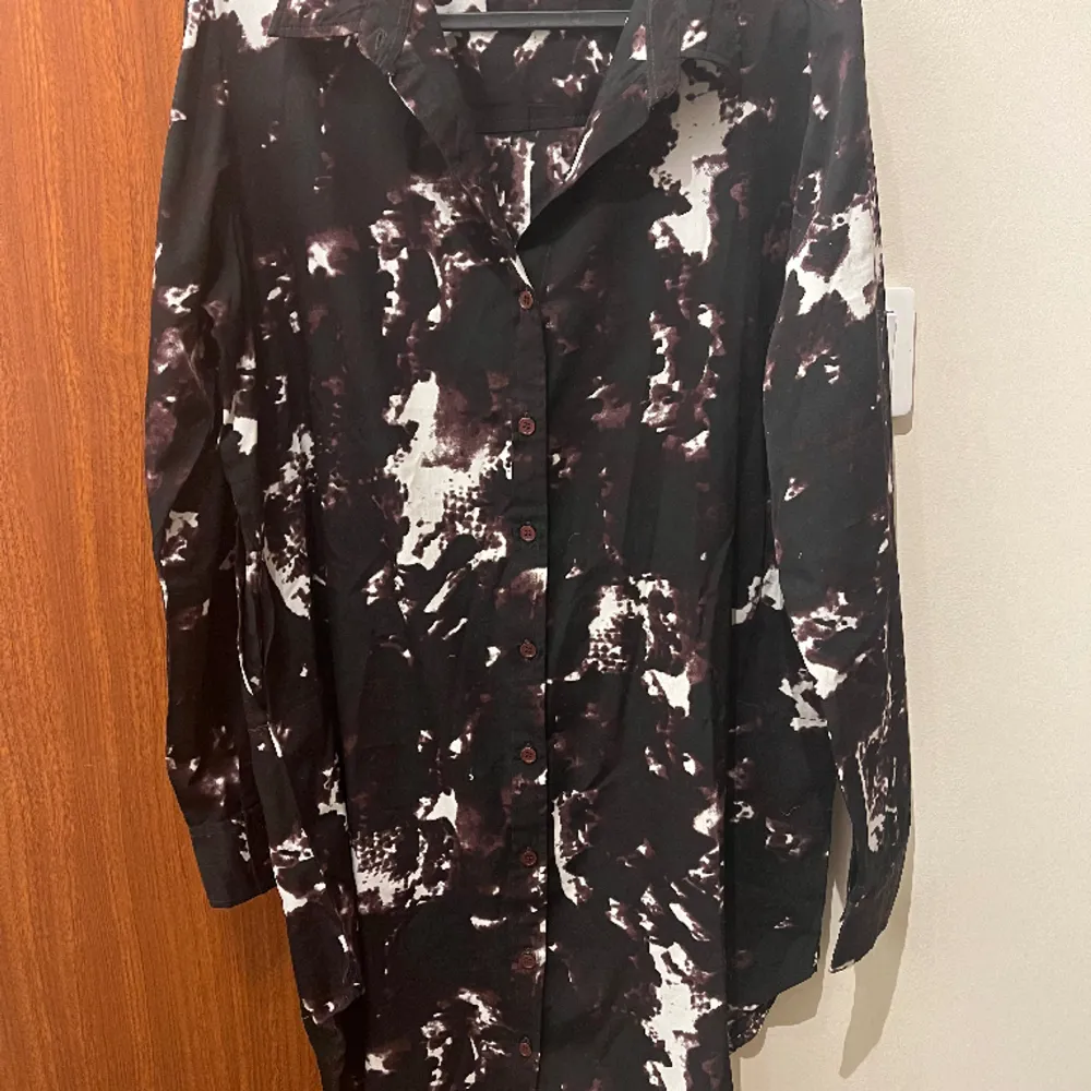 Fin skjort klänning från märket Rut o Circle. 100% polyester. Längd 95 cm. Klänningar.