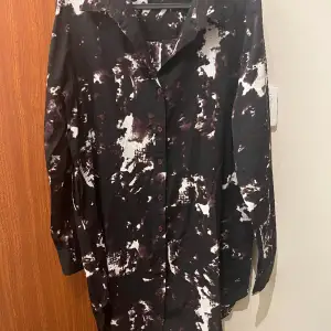 Fin skjort klänning från märket Rut o Circle. 100% polyester. Längd 95 cm