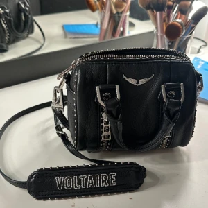 Zadig väska - Intressekoll på min zadig väska! Väskan är köpt för ungefär två år sedan🥰den är i jättefint skick förutom att nitarna och dragkedjan har rostat lite o så finns det lite smink fläckar inuti väskan. Skriv privat för fler bilder, pris kan diskuteras!