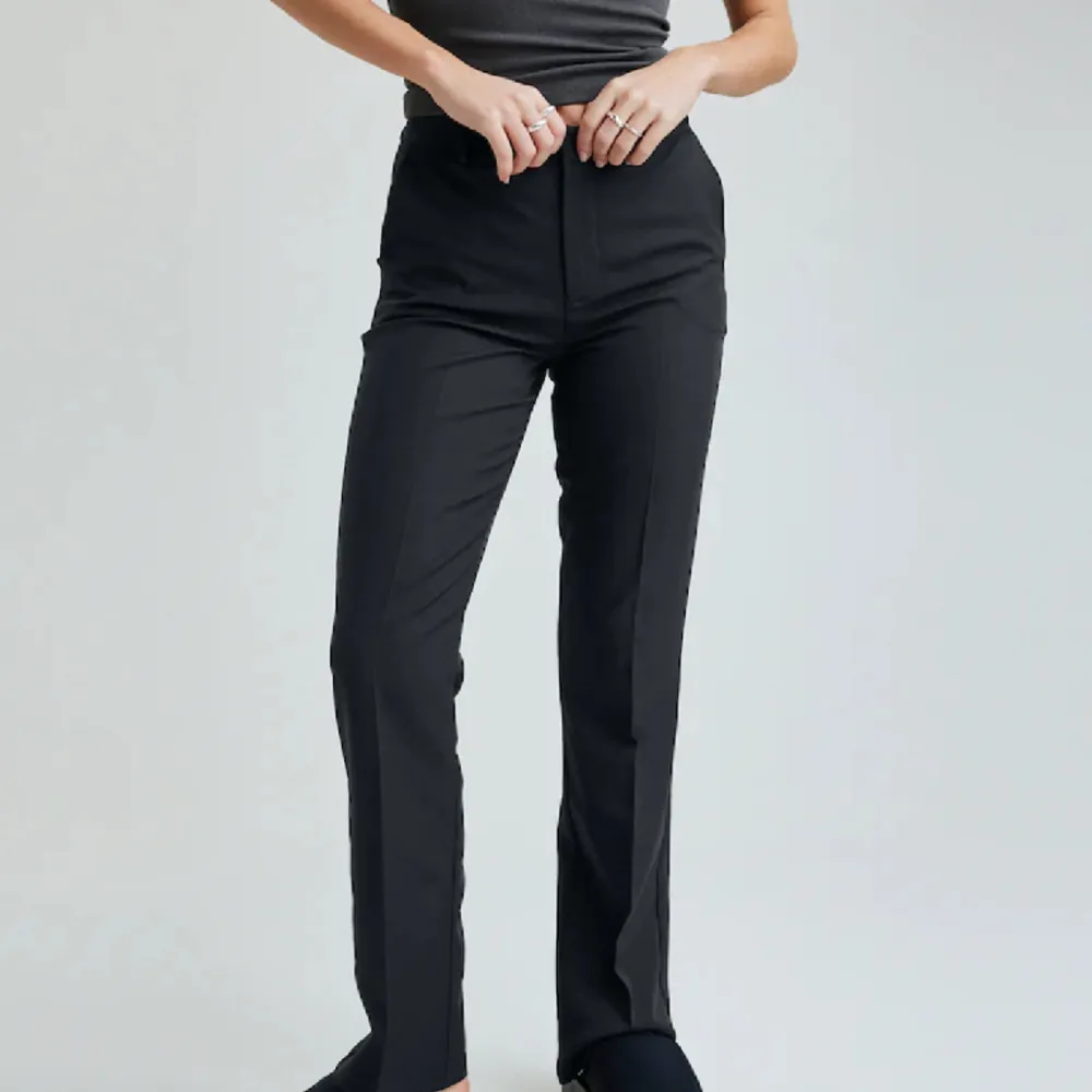 Bikbok kostymbyxor i modellen ”Vilma” De är högmidjade och ganska väl använda. De går över skon på mig och jag är 176💕 . Jeans & Byxor.