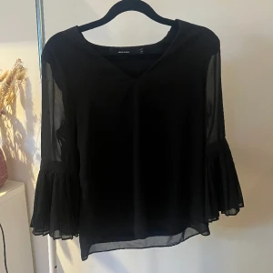 Blus med volanger/veckade ärmar - Mycket bra skick! 