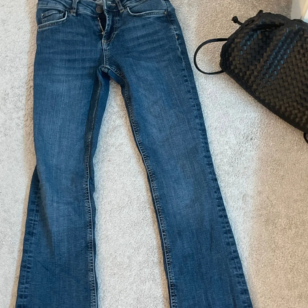 super fina mörkblå bootcut jeans från zara!!! lowwaist, väldigt tighta på mig det är därför de ej ser så bootcut ut…använd fåtal gånger💗💗💗. Jeans & Byxor.