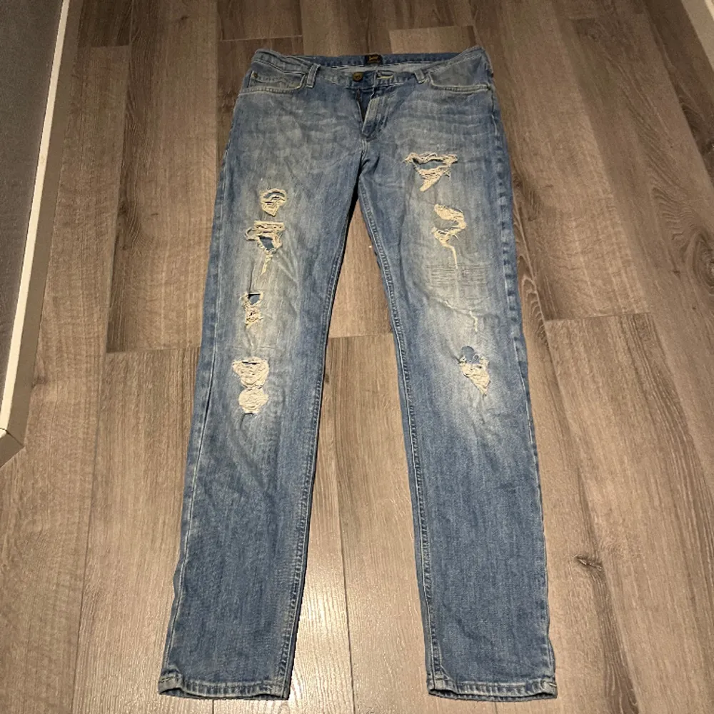 Blåa lee jeans med håll i, nästan aldrig använda. Jeans & Byxor.