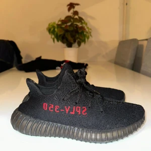 Yeezy 350 - Hej! Jag säljer mina yeezy 350, som är i sitt bäst skick, inga skador eller repor. Storlek 43, men passar även 44. Jag har köpt dem för 2349kr(Kvitto finns), och de har gått upp i pris. Ny pris är 3000kr+, mitt pris är 1700. Pris kan diskuteras!