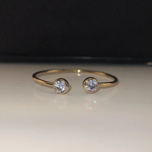 Guld armband  - Säljer nu mitt super fina armband från Raglady. Kommer ej till användning och är som nytt. Nypris - 299kr Köparen står för frakten 💕🥰