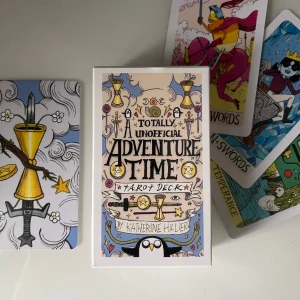 Äventyrsdags tarot kort  - Aldrig använt, i väldigt bra skick super söta verkligen speciellt om du gillar äventyrsdags 😊