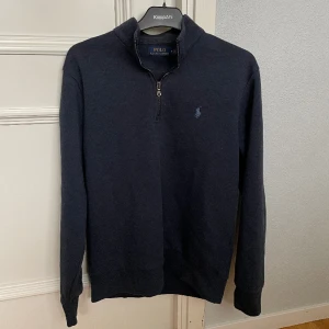 Ralph Lauren Halfzip mörkblå - 🚨Kika in min profil för ny annons!🚨Tja! Säljer nu denna halfzip från Ralph Lauren. Storlek: M. Skick: 9/10. Nypris: 2000kr.Kontakta mig för fler bilder eller info!