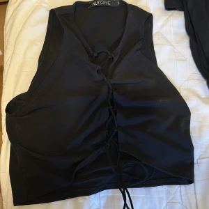 Svart topp  - Storlek S