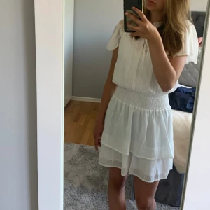 Vit klänning  - Säljer denna ursnygga klänning som är perfekt till student/skolavslutning från Chelsea. Den är använd 1 gång därav nyskick. köptes för 700kr💛