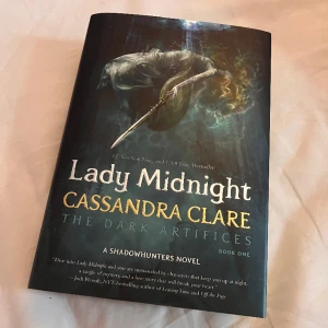 Bok - Bok 1 i the dark artifices series av cassandra clare. Helt ny och olöst i inbundet format 