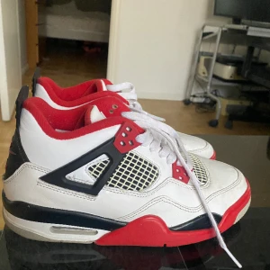 Jordan 4s Fire Red - Säljer mina älskade Jordan 4s Fire red som är köpta i början på 2021. De är endast använda fåtal gånger då de är för små, även andledningen till varför jag säljer. (De är köpta på Goat och lådan kommer med)