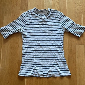 Trekvartströja  - Köpt i London, svart och vit randig 