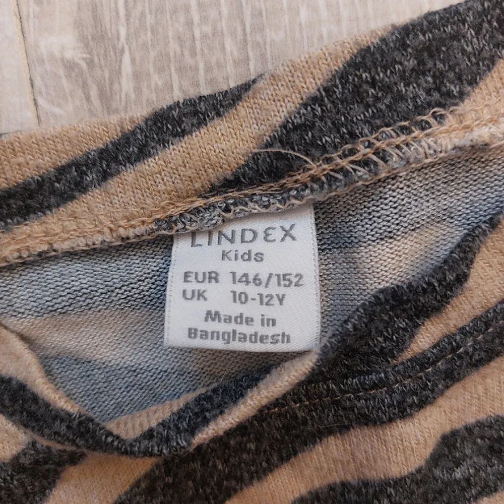 En tjejbarn zebra tröja, brun o svart, jättemjuk, med knut i fram från lindex, stl 146/152, Använt skick. Orginalpris ca 200kr. Mitt pris 30 kr+ frakt. Skriv priv vid intresse eller frågor🫶🏼. Tröjor & Koftor.