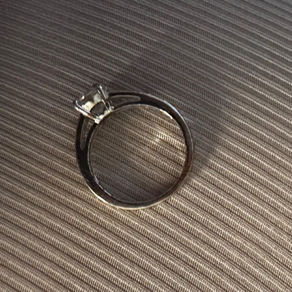 Silver ring 2 ringar set med stenar runt om. Enkel och simpel ring, säljer för att den är för liten. Fint skick, använd. Nypris 1500kr. . Accessoarer.