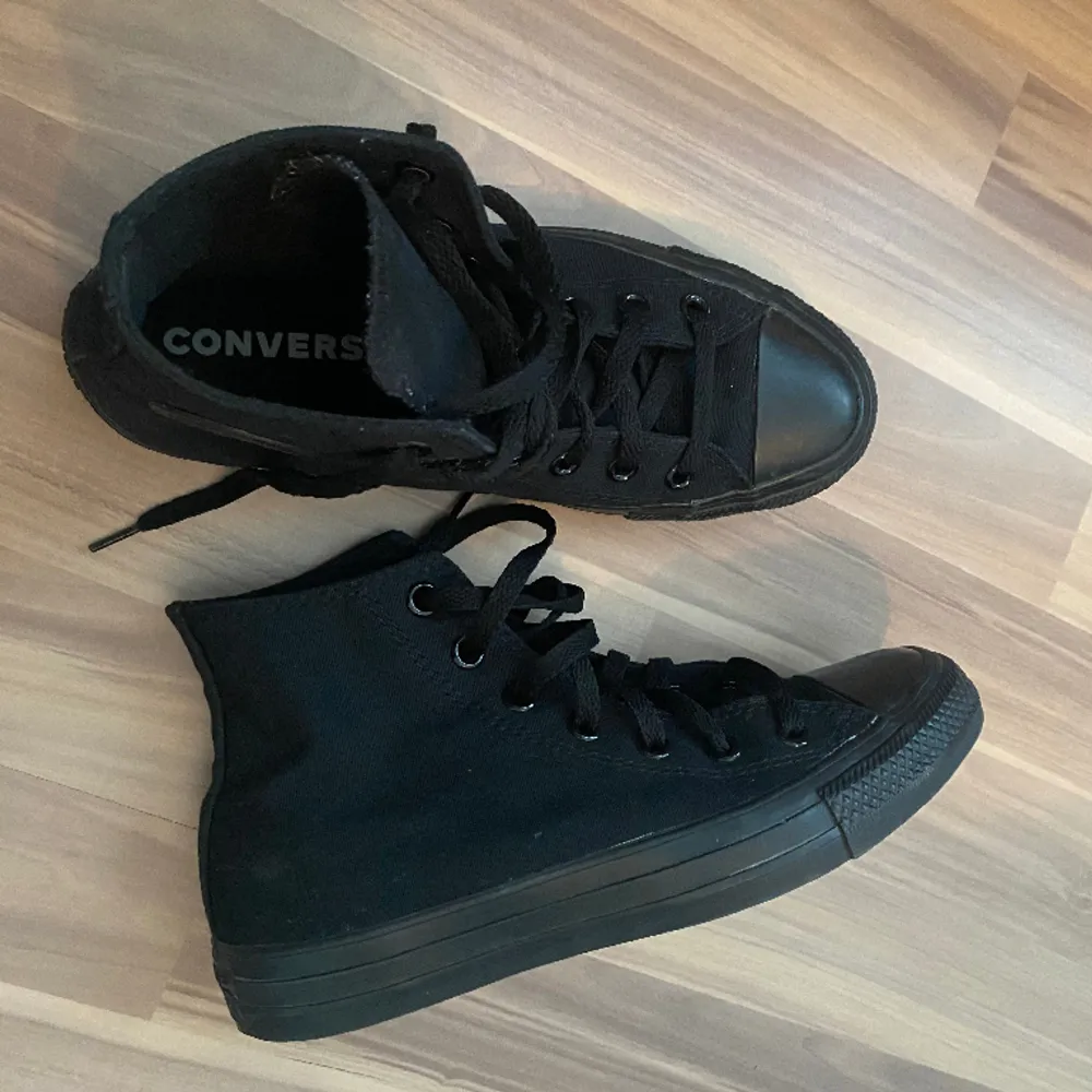 Hel svarta converse skor! I mycket bra skick, har använts fåtal gånger. Storlek 38.. Skor.